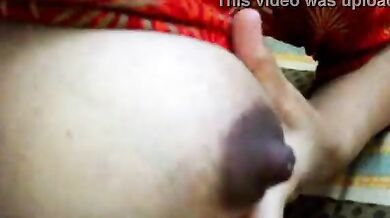 Bhabhi chuchi doodh nikala hot